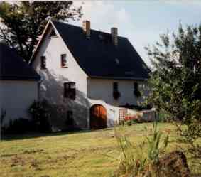 Ein Blick vom Garten auf das Haus
